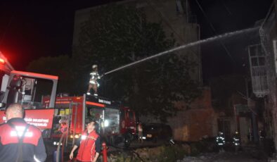 İzmir’de tekstil atölyesinde korkutan yangın: Kontrol altına alındı