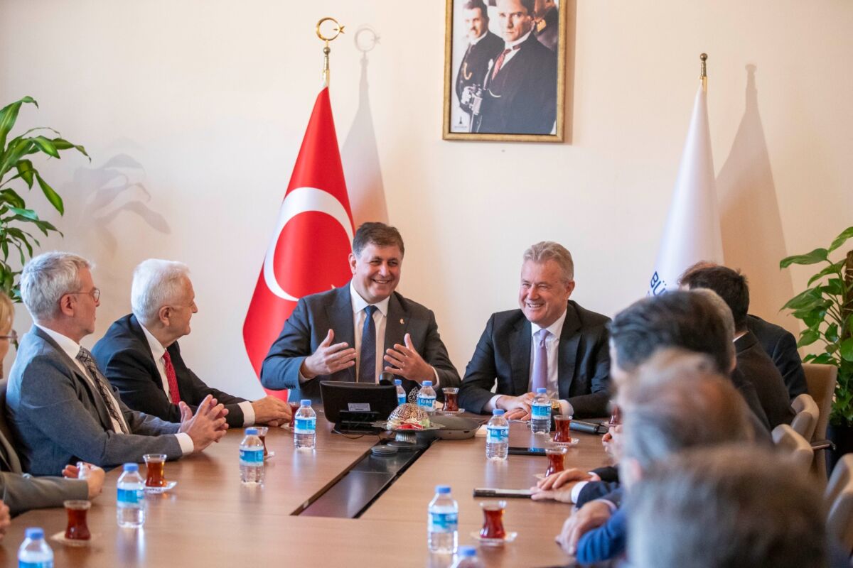 İzmir Büyükşehir Belediye Başkanı Dr. Cemil Tugay, İzmir Ticaret Odası