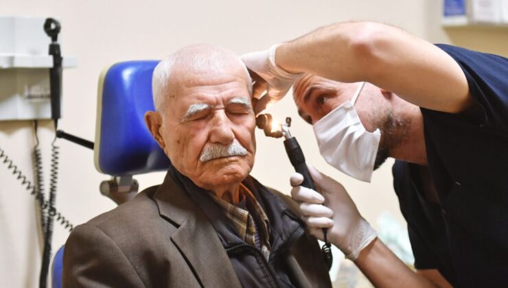 86 yaşındaki Cemil Merttürk Eşrefpaşa Hastanesi’nde şifa buluyor