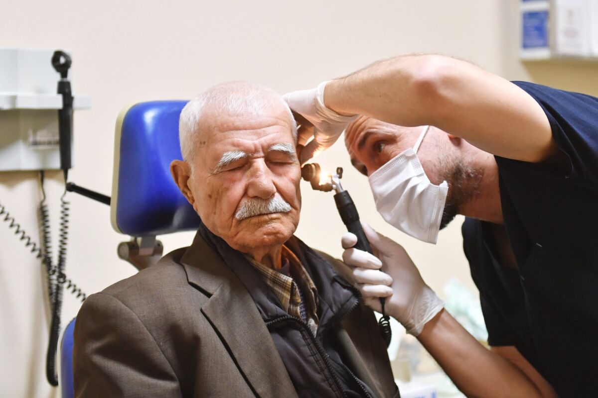 86 yaşındaki Cemil Merttürk Eşrefpaşa Hastanesi’nde şifa buluyor