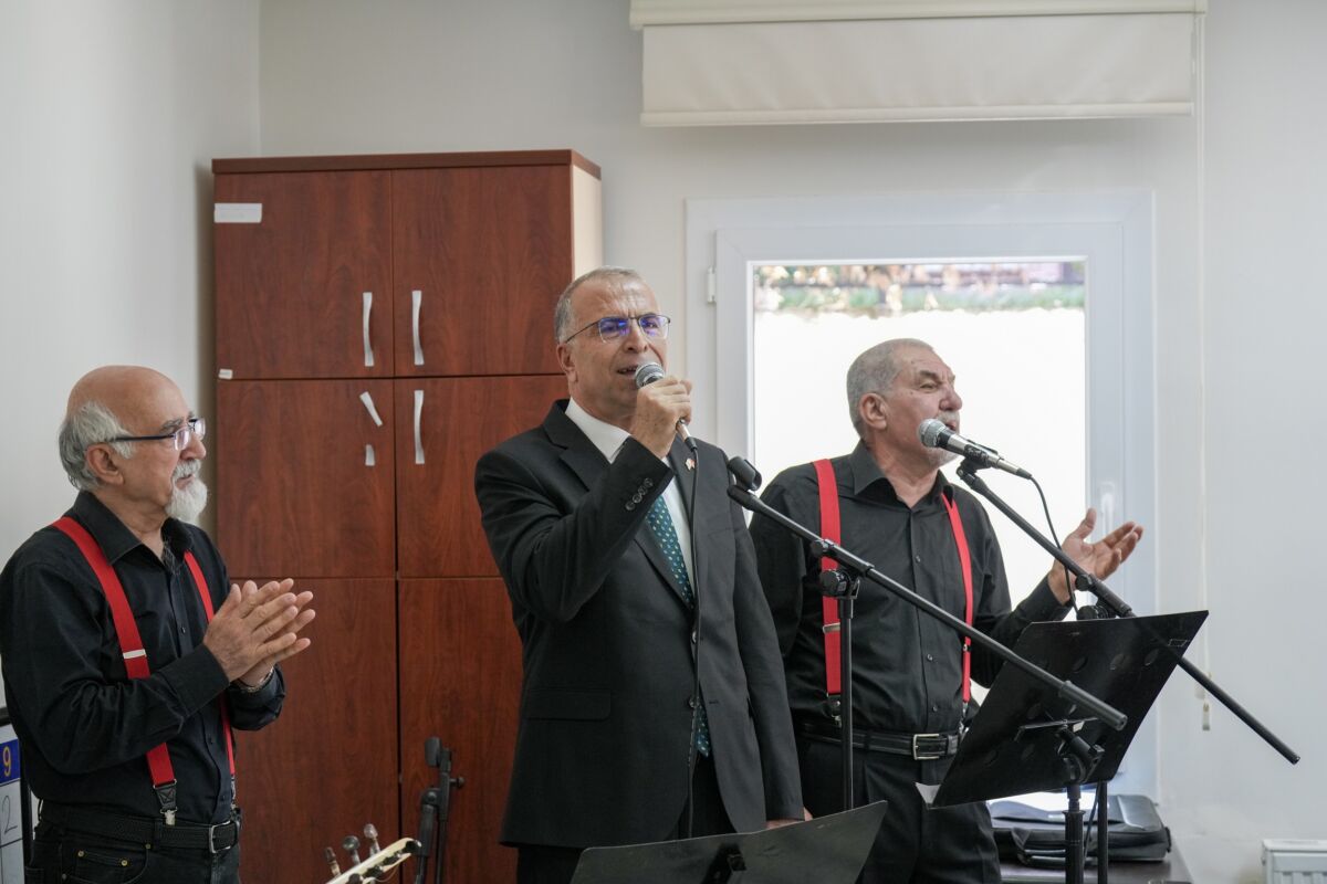 Çınarlar saz çaldı, Başkan Işık türkü söyledi Ege haberleri İzmir haberleri kültür sanat haberleri Gaziemir haberleri Ata