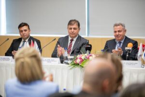 İzmir Büyükşehir Belediye Başkanı Dr. Cemil Tugay, turizm profesyonelleri ve