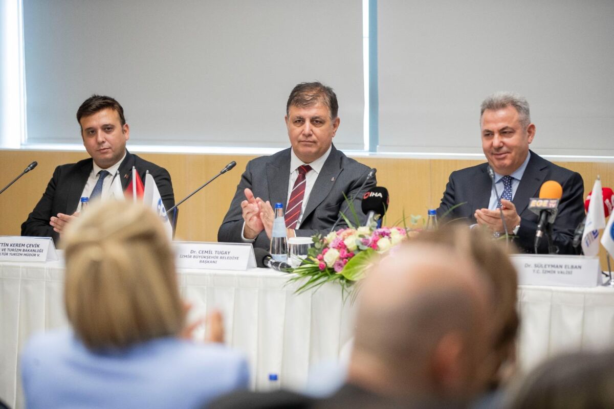 İzmir Büyükşehir Belediye Başkanı Dr. Cemil Tugay, turizm profesyonelleri ve