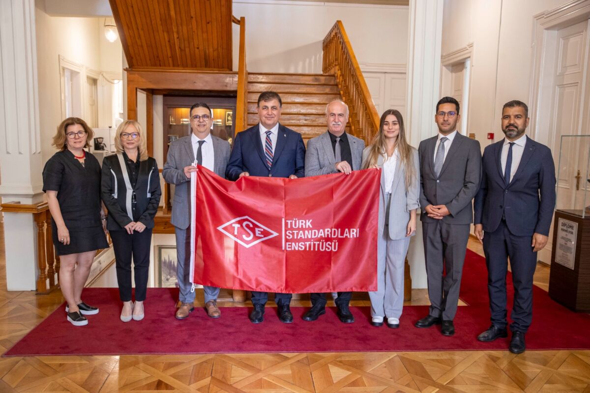 İzmir Büyükşehir Belediyesi’nin Türkiye’ye örnek çevre uygulamaları devam ediyor. Binalarında