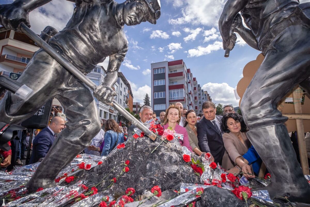 Başkan Tugay 301 şehit madencinin ailesi için Soma’da Ege haberleri Soma haberleri Madenci haberleri şehit haberleri İzmir Büyükşehir