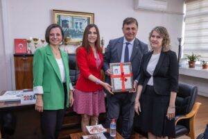 İzmir Büyükşehir Belediye Başkanı Dr. Cemil Tugay, ortaokul ve liseyi