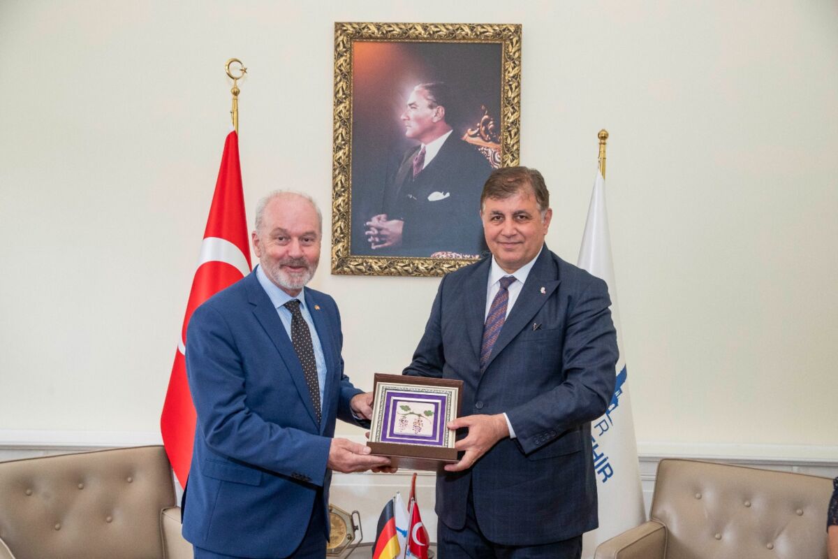 İzmir Büyükşehir Belediye Başkanı Dr. Cemil Tugay,  İzmir’in kardeş kenti