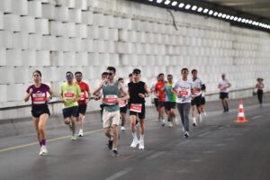 İzmir Büyükşehir Belediyesi’nin organize ettiği İzmir 19 Mayıs Yol Koşusu