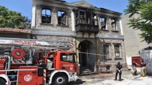 İzmir’in Konak ilçesinde, çıkan yangında kullanılamaz hale gelen tarihi konağın,