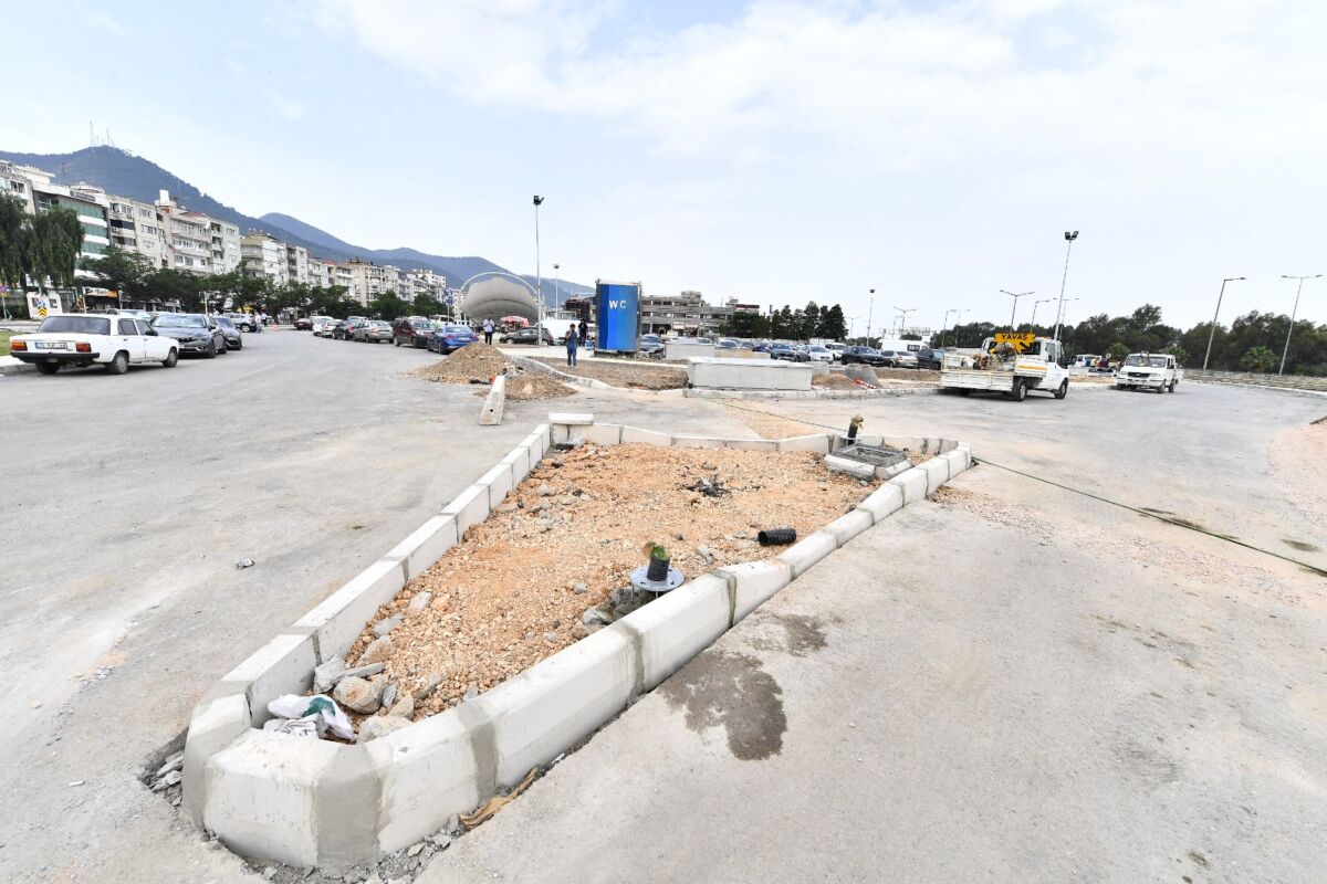 İzmir Büyükşehir Belediyesi, kent içi ulaşımı rahatlatmak için kavşak düzenlemelerini
