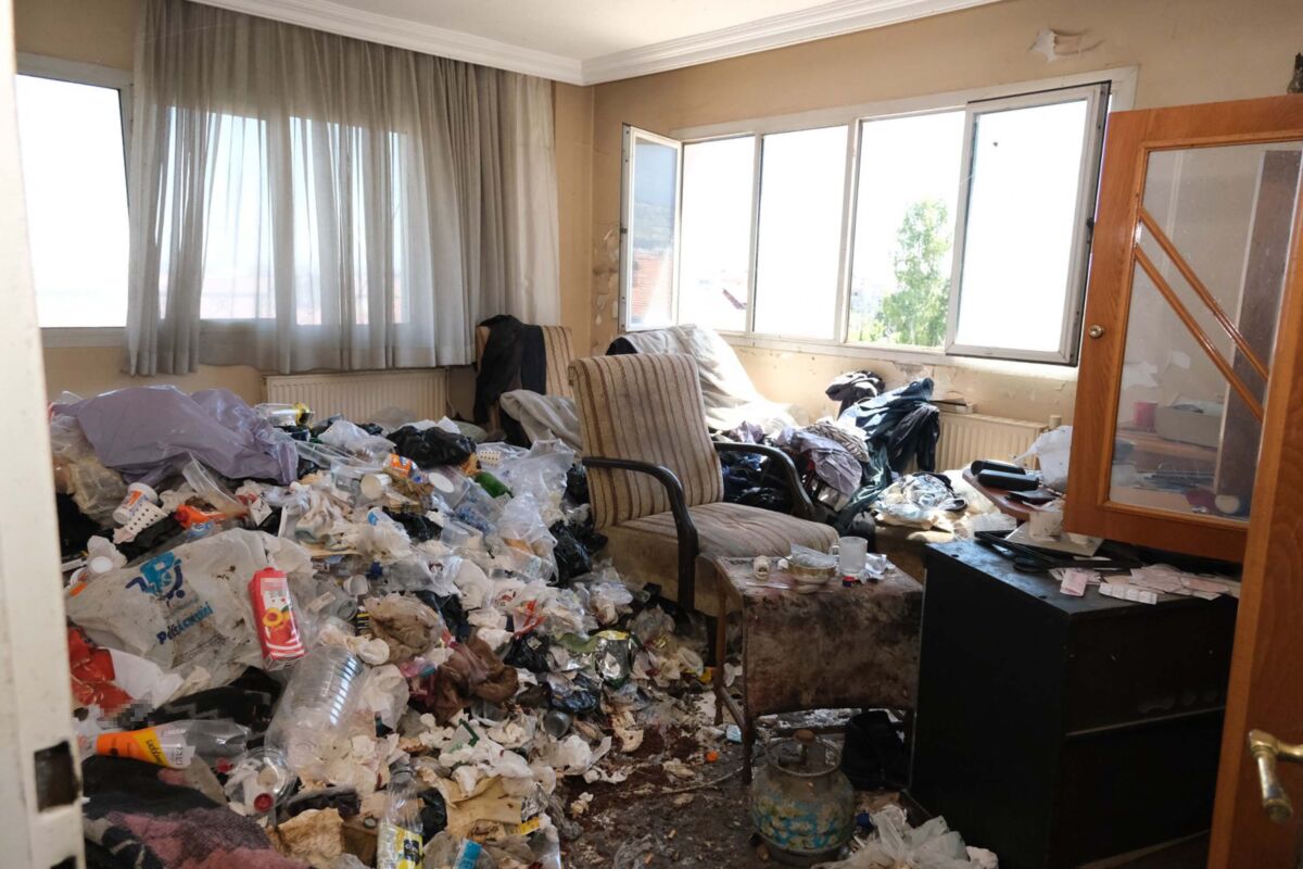 Komşuların ve muhtarın talebi ile Mesir Mahallesi’nde çöp ev olduğu