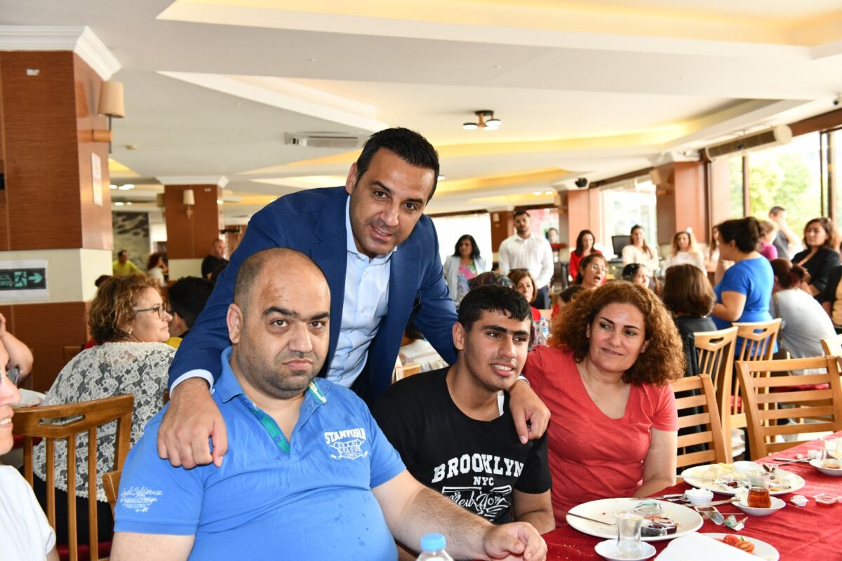Başkan Yıldız ve Eşi Gamze Yıldız, etkinlikte masaları teker teker