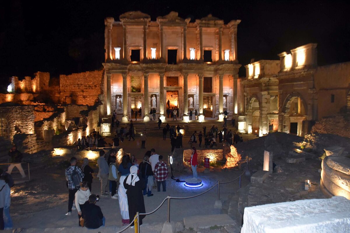 Efes Antik Kenti’ni Artık Gece de dolaşacağız… İşte Fotoğraflarla Efes’in Gece Manzarası