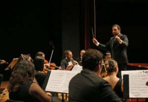 Karşıyaka Belediyesi Hikmet Şimşek Sanat Merkezi sahnesinde yıl boyunca binlerce
