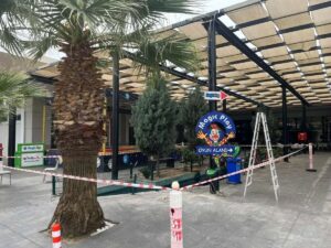 Kaza, saat 06.00 sıralarında İsabeyli Mahallesi’nde bir AVM’de meydana geldi.