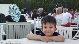 İzmir’in Torbalı ilçesinde, düğün salonunda dekor amaçlı kullanılan duvarın altında