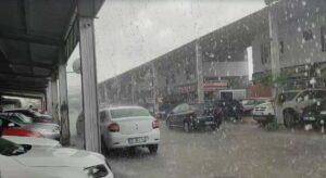 İzmir kent merkezinde sağanak, Gaziemir ilçesinde ise kısa süreli dolu