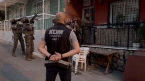 İzmir’de yüksek faizle borçlandırıp senet imzalattıkları kişilerden yaklaşık 12 milyon