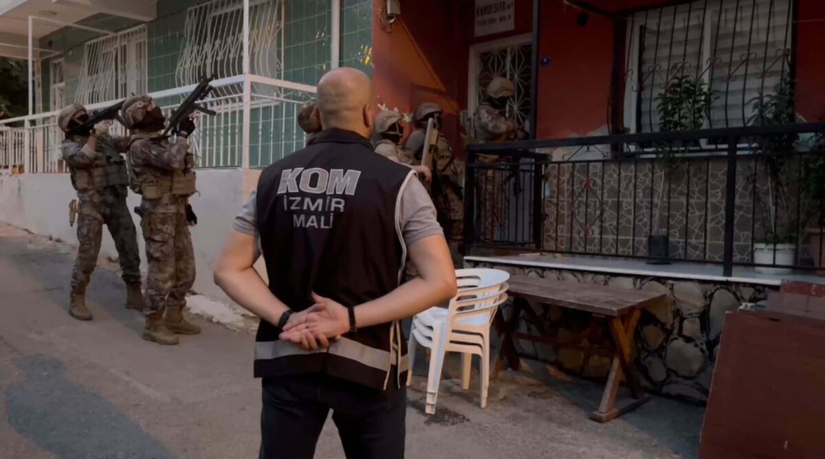 İzmir’de yüksek faizle borçlandırıp senet imzalattıkları kişilerden yaklaşık 12 milyon
