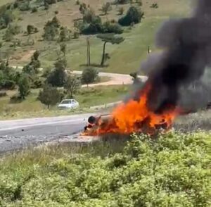 Manisa’da çarpışan iki otomobilden biri alev aldı. İtfaiyenin müdahalesiyle yangın