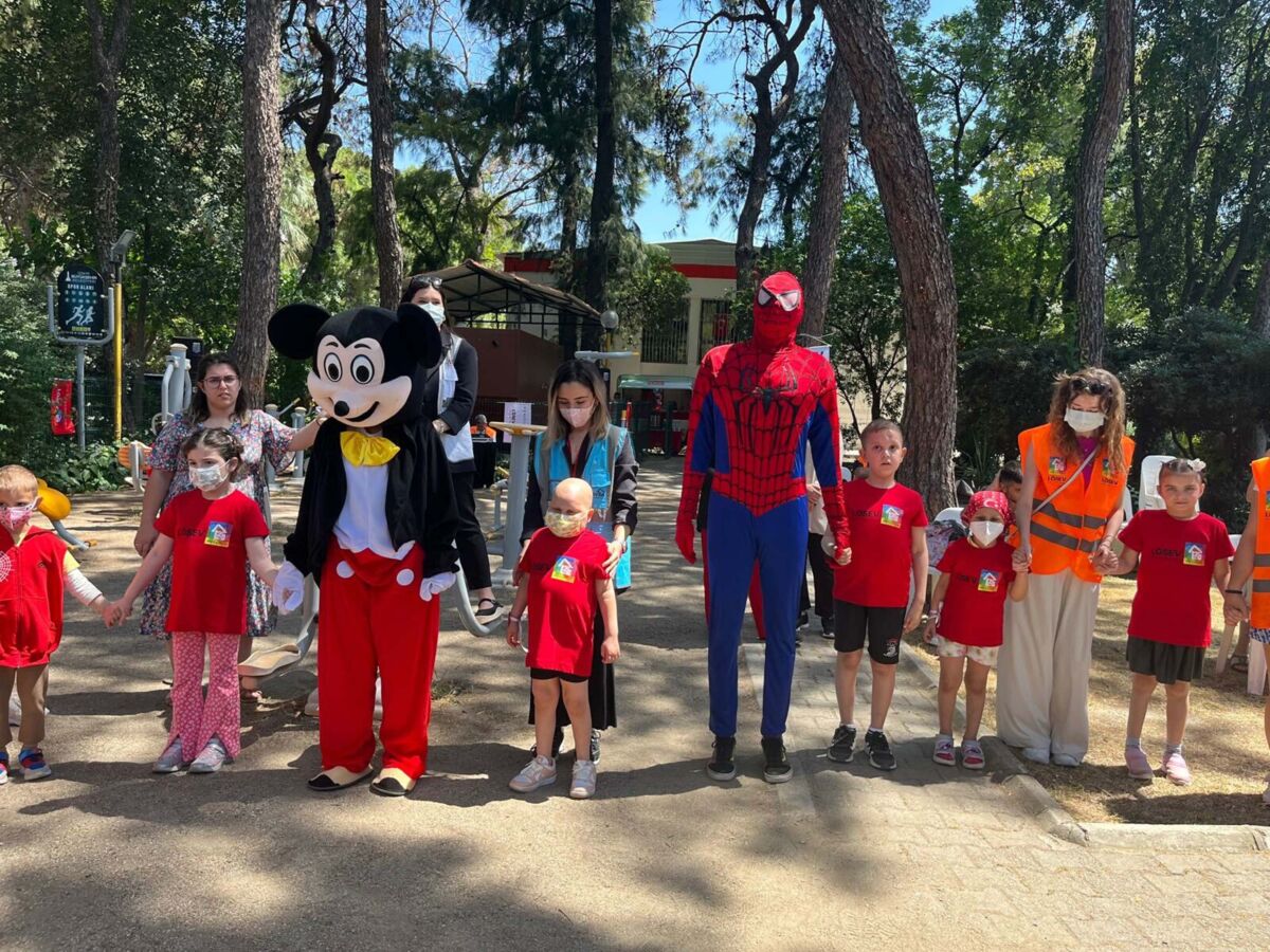 Lösemili çocuklar, özlem duydukları oyun parkında bir araya geldi LÖSEV‘in ‘Parkta Oynamak Çocuk Olma Hakkım’ projesi kapsamında 50 lösemili