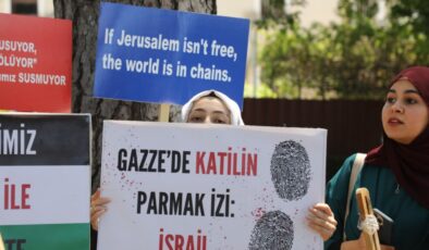 AK Parti İzmir Gençlik Kolları Üniversiteler Teşkilatı, İsrail’in Gazze’ye saldırılarına protesto etti