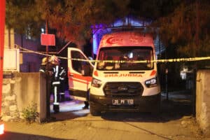 Denizli’nin Merkezefendi ilçesinde, 112 Acil Ambulans İstasyonu’nda bir ambulansın içindeki