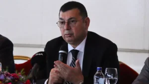 Altay’ın 110 yıldır dernek statüsünde yönetildiğini ancak asırlık çınarın yaşaması