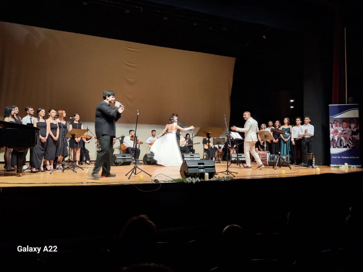 Gecenin açılışını yapan DEÜ Müzik Öğretmenliği 3. sınıf öğrencisi Miray