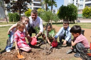 Sürdürülebilir bir çevre yaratma hedefiyle projeler geliştiren Buca Belediye Başkanı