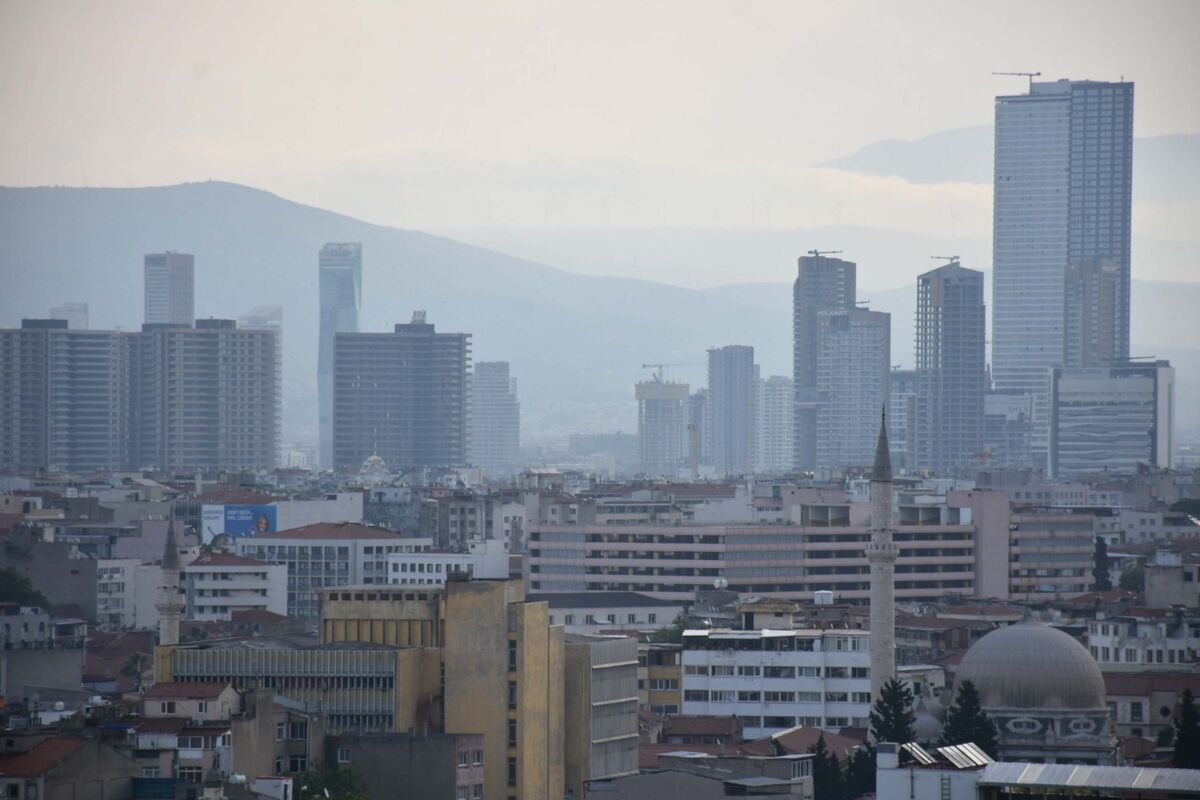 Meteoroloji Genel Müdürlüğü’nün uyarısının ardından bugün sabah saatlerinde İzmir’de çöl