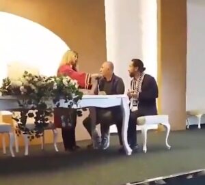 İzmir’in Karşıyaka ilçesinde, nikaha katılan kişinin tören öncesi dua etmek