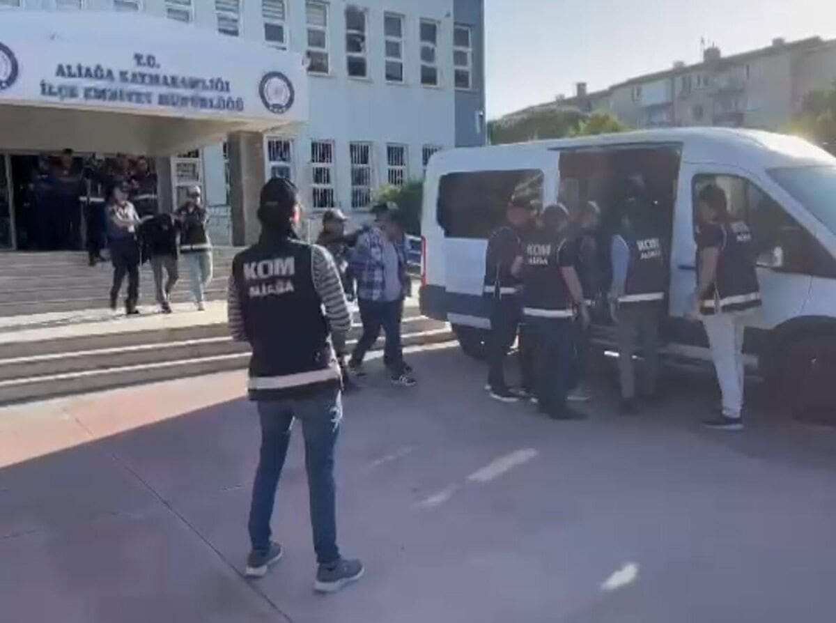 İzmir’de, silah ve mühimmat kaçakçılığı ile uyuşturucu satıcılarına yönelik gerçekleştirilen