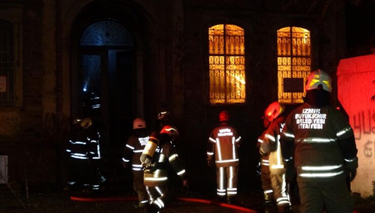 İzmir’de tarihi binada yangın korkuttu: Bir kadın yangından son anda kurtarıldı