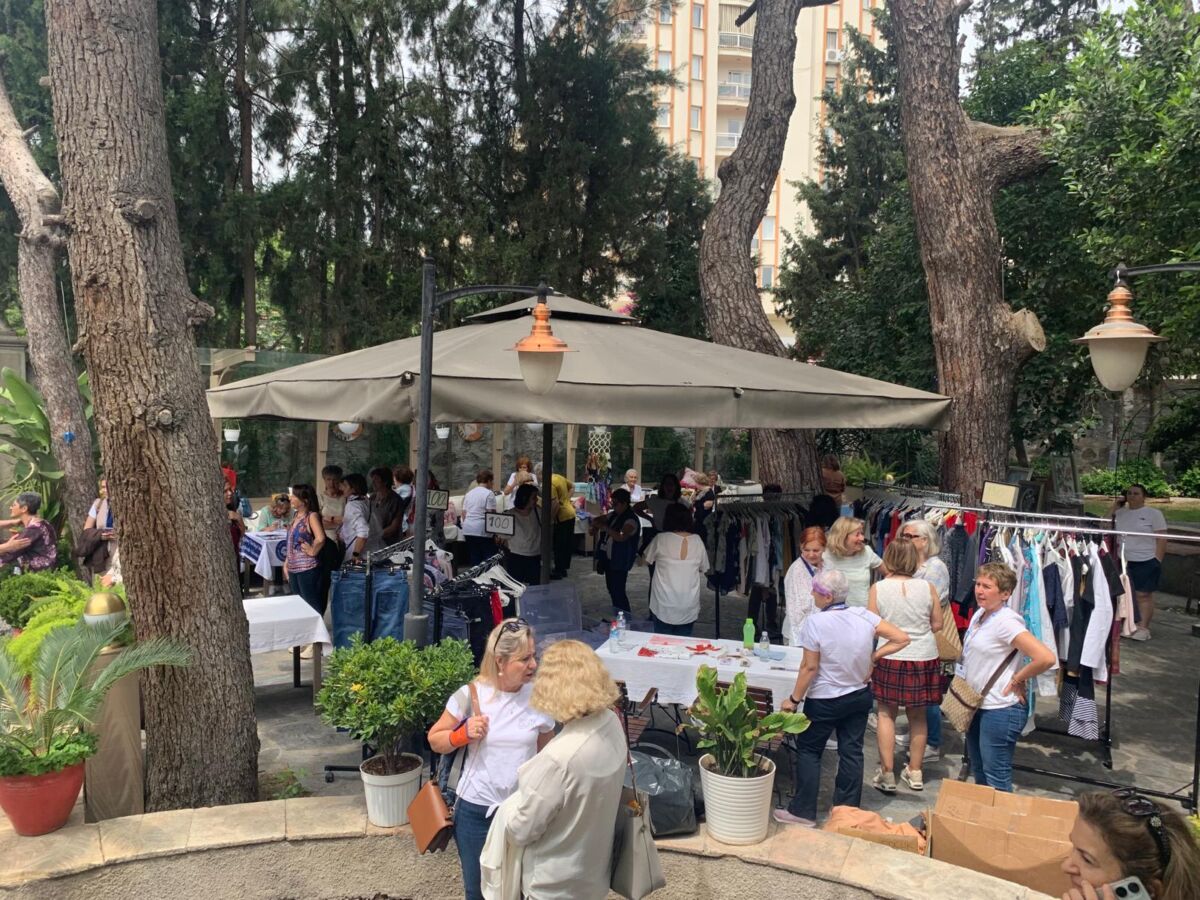 ÇYDD İzmir İktisadi İşletmesi Umutla Bahara Merhaba kermesiyle çocuk ve