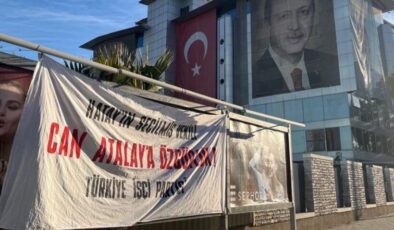 AK Parti İl Binası Önüne ‘Can Atalay’ posteri astılar!