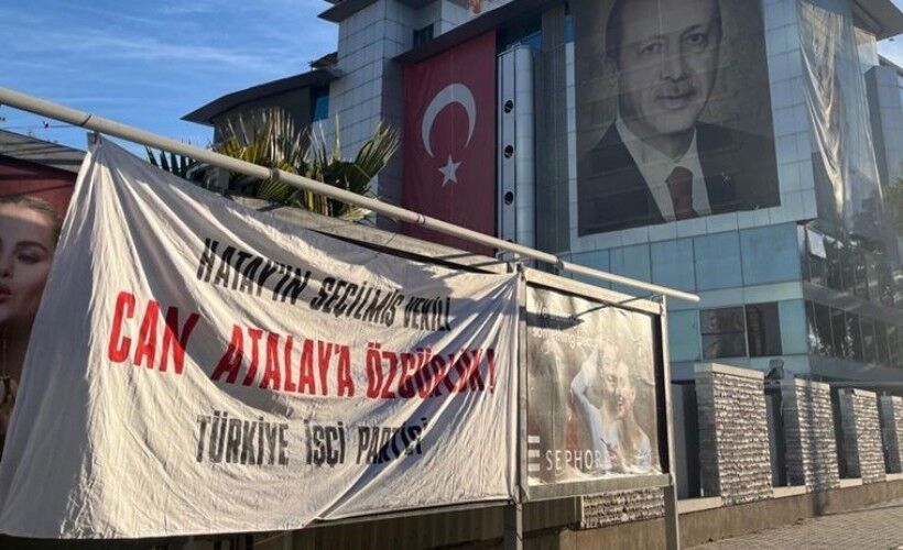 AK Parti İl Binası Önüne ‘Can Atalay’ posteri astılar!