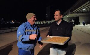 Güne sabahın ilk ışıklarında çıktığı mahalle gezileriyle başlayan Bornova Belediye