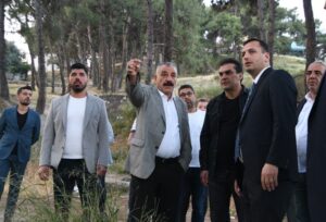 Sabahın erken saatlerinde başladığı mahalle ziyaretlerini aralıksız sürdüren Bornova Belediye