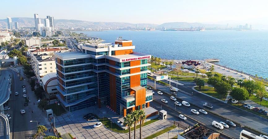 İzmir’in yüzölçümü bakımından en küçük ilçelerinden biri olan Bayraklı’nın Belediye Başkanı İrfan