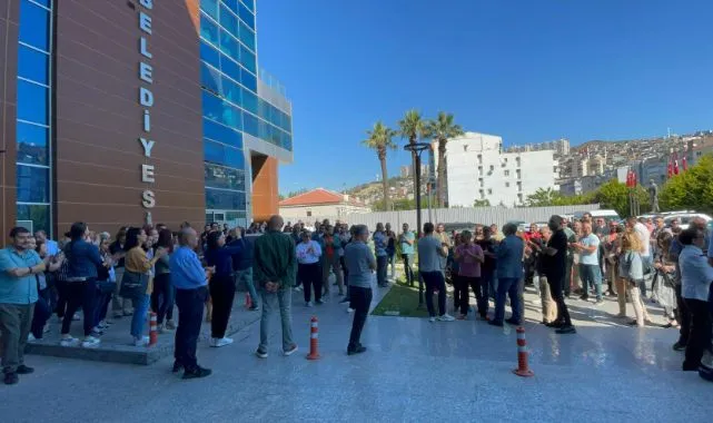 Bayraklı’da memurlar iş bıraktı! Sloganlı ve alkışlı protesto!