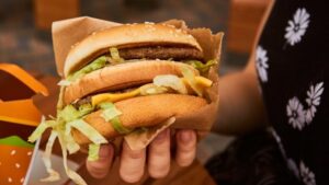 Türkiye’de Big Mac fiyatı artarak 5,58 dolara yükseldi ve bu