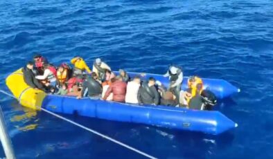 Lastik bot arıza yaptı; yardım üzerine çoğu çocuk 55 göçmen kurtarıldı