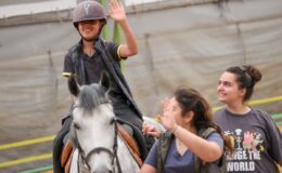 Buca’nın özel çocuklarına atlı terapi