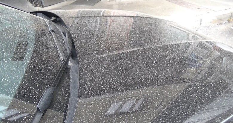 İzmir’de araçlara çamur yağdı