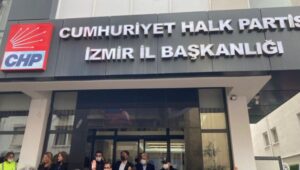 Cumhuriyet Halk Partisi’nin İzmir İl Başkanı Şenol Aslanoğlu, yönetim kurulu