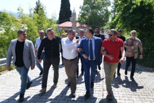 Rutin maahalle ziyaretlerini Çiçekli ile sürdüren Bornova Belediye Başkanı Ömer
