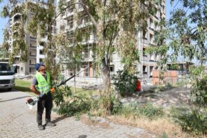 Çiğli Belediyesi, ilçe genelinde başlattığı temizlik seferberliği kapsamında park, yol,