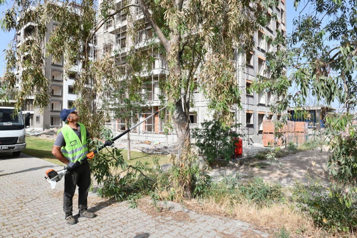 Çiğli Belediyesi, ilçe genelinde başlattığı temizlik seferberliği kapsamında park, yol,
