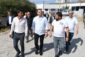 Bornova Belediye Başkanı Ömer Eşki, Bayraklı Belediyesi sınırındaki mahallesi Laka’dan